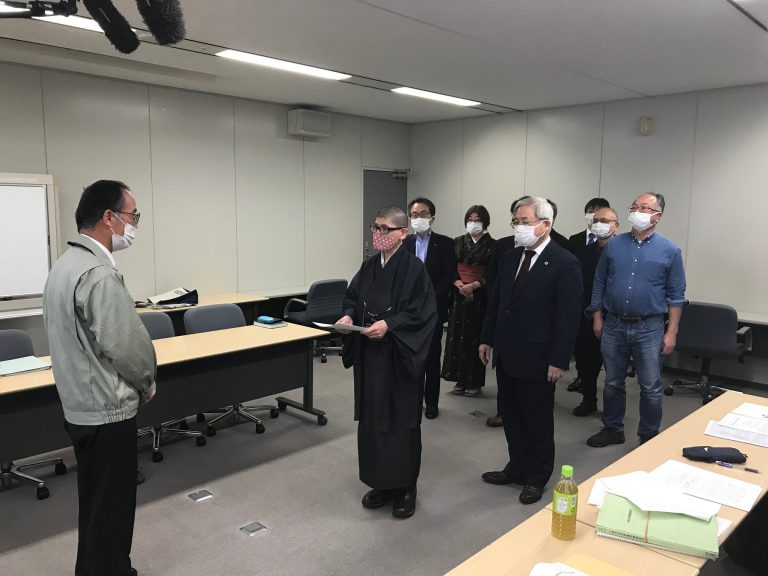 第549回:なぜ、57歳母と24歳の息子は死んだのか〜「八尾市母子餓死事件」の調査のため、八尾市に〜の巻(雨宮処凛) マガジン9 第549回:なぜ、57歳母と24歳の息子は死んだのか〜「八尾市母子餓死事件」の調査のため、八尾市に〜の巻(雨宮処凛) マガジン9